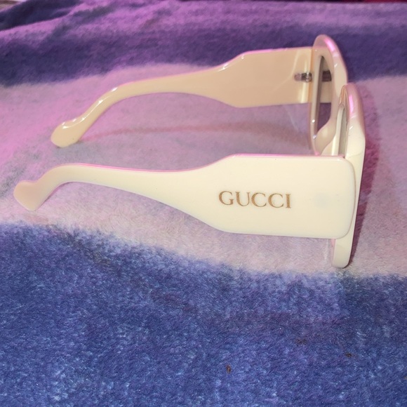 Gucci sunglasses barely worn out - Picture 2 of 3